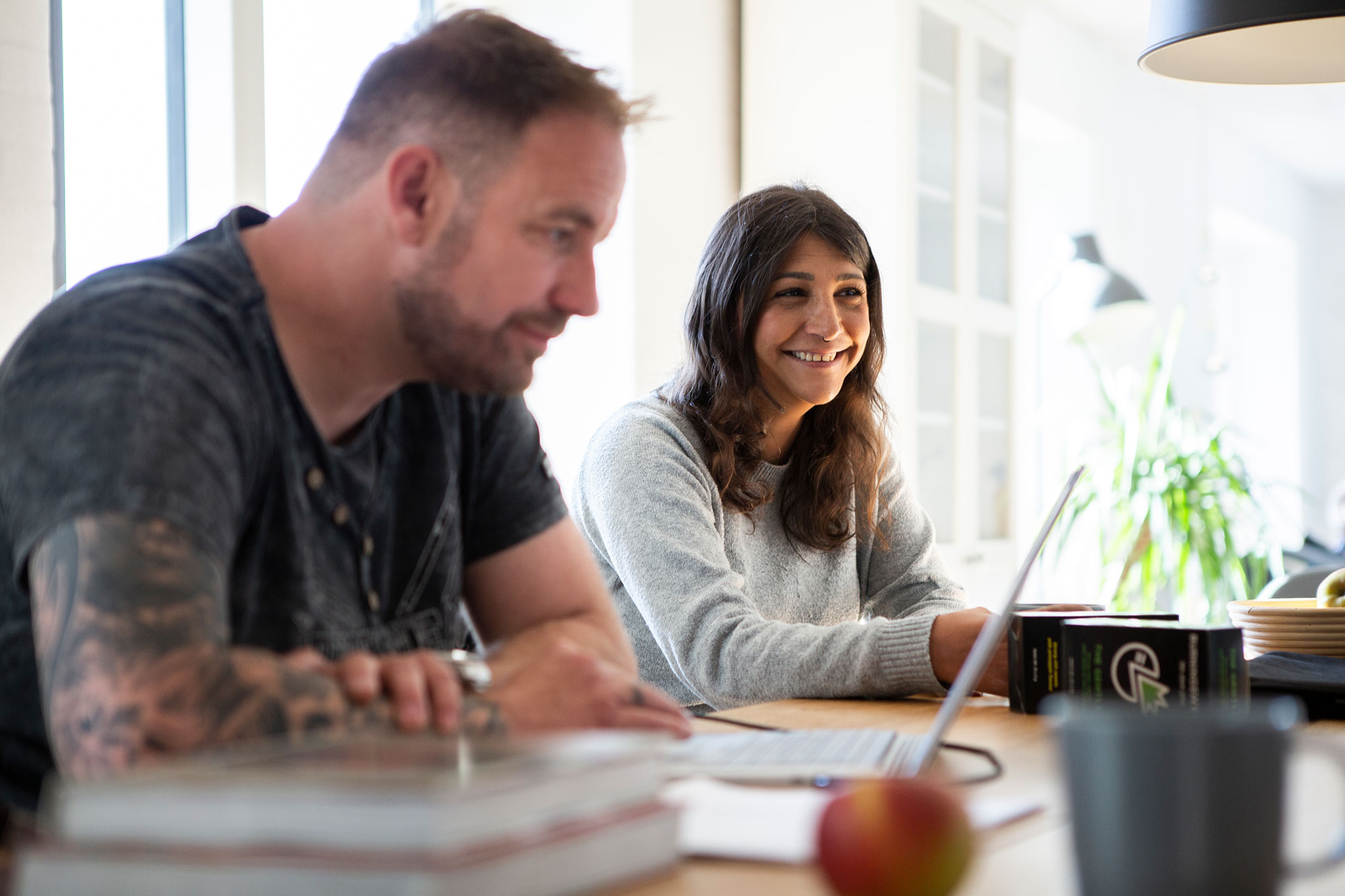 Mand sidder ved bålfad i have