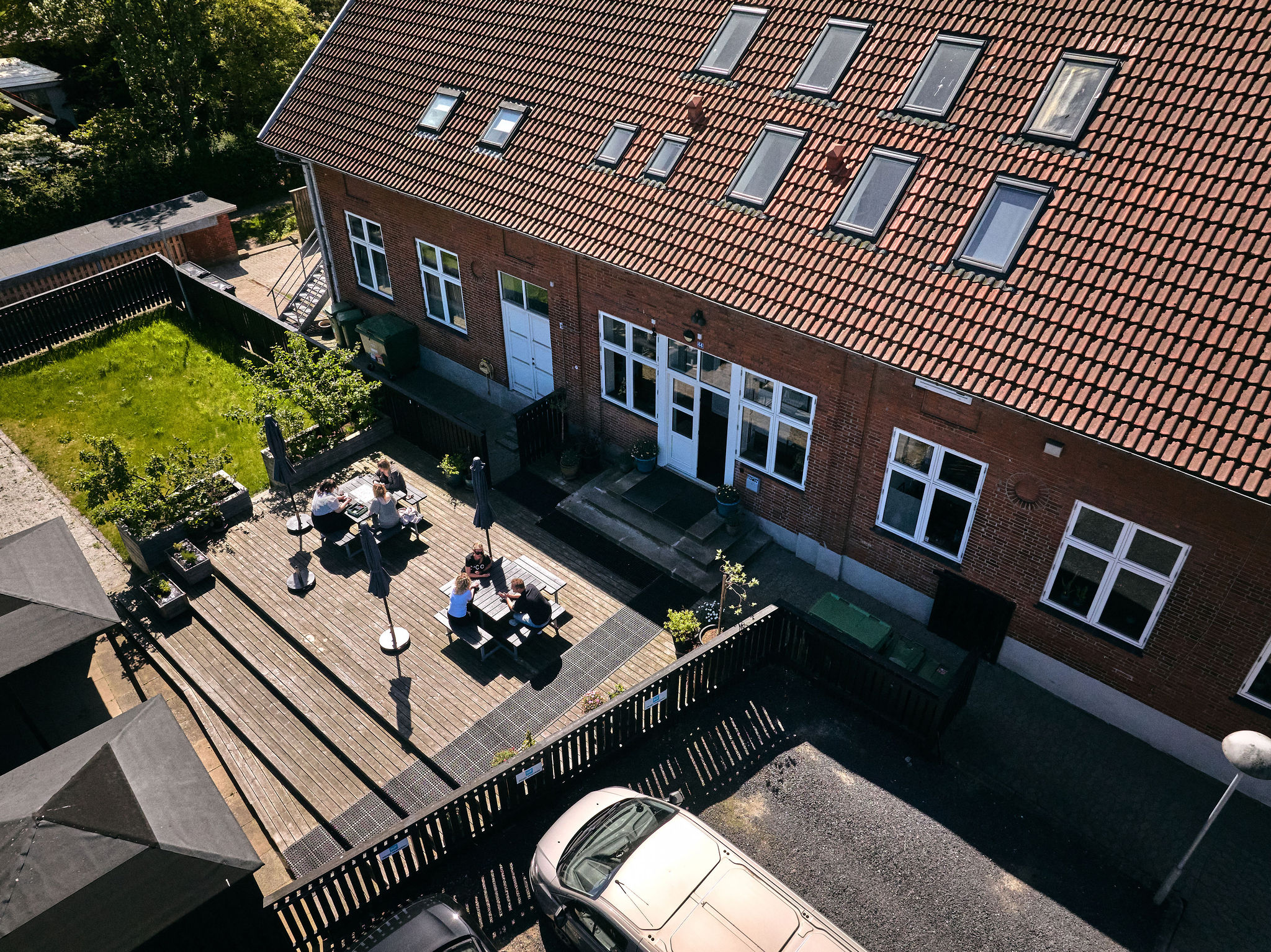 Samtale mellem personer ved bord udendørs